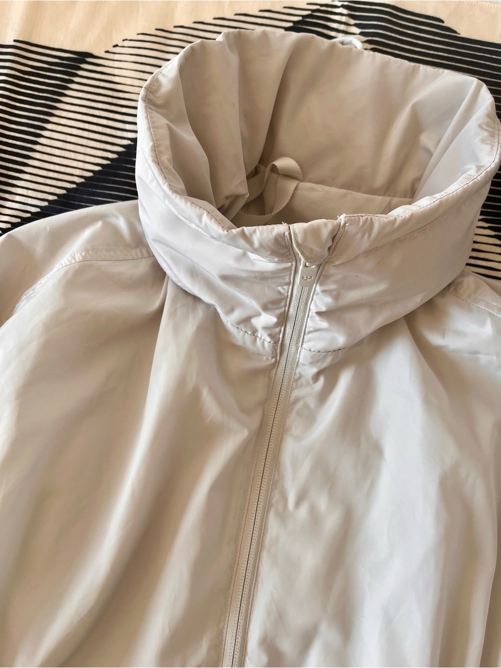 Lululemon 4 Lightweight cinchable jacket puff sleeve bone cream rain windbreaker - Picture 8 of 15